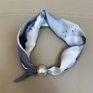 Blauwe aquarel zijden sjaal met imitatieparel accent voor dames