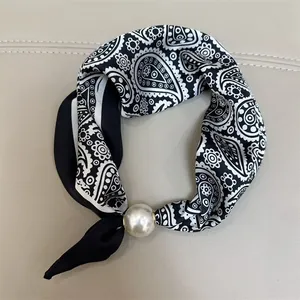 Zwart-witte zijden sjaal met paisleyprint en een grote elegante parelmoeren schuifregelaar