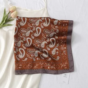 Elegante foulard di seta quadrato marrone con motivo paisley accessorio moda da donna