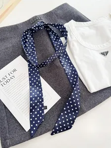 Donkerblauwe smalle zijden sjaal met witte stippen, veelzijdige halsdoek en haarband
