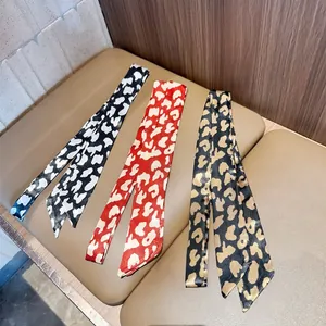 Drie elegante smalle haarbanden en satijnen sjaals met luipaardprint voor damesmode