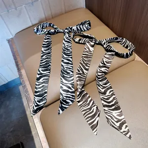 Elegante smalle zijden sjaal met zebraprint voor haar en nek, klassiek zwart-wit lintje