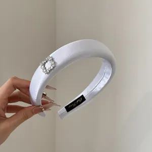 Detailansicht des gepolsterten Satin-Haarreifs mit luxuriöser Strass-Viereckschnalle