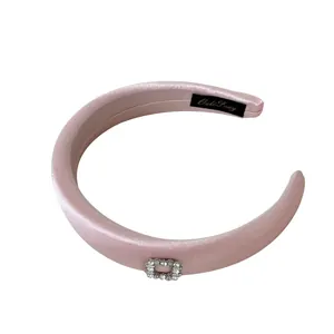 Eleganter gepolsterter Haarreif aus rosa Satin mit funkelnder Strass-Schnalle für Damen