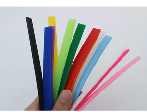 Détail montrant diverses couleurs de bandes plates en silicone pour accessoires DIY.