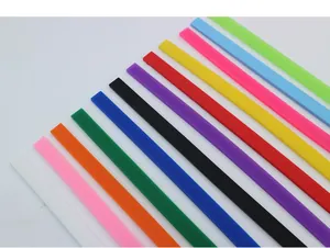 Gros plan détaillé montrant divers bracelets plats en silicone colorés pour bijoux DIY