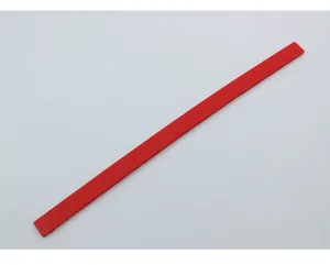 Vue rapprochée d'une bande de silicone plate rouge pour les bijoux DIY et le sport