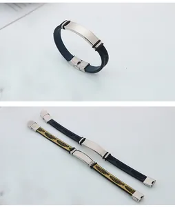 Detailansicht von gravierbaren Edelstahl-Lederarmbändern mit Feder-Blatt-Mustern für Paare