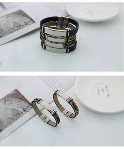 Detailansicht stilvoller Armbänder aus Edelstahl und Leder mit geprägten Blattmustern.
