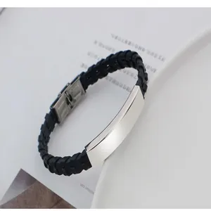Detailaufnahme eines schwarzen Lederarmbands mit einer polierten Edelstahlplatte.