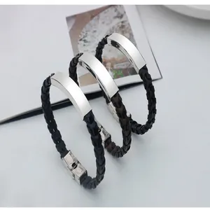 Nahaufnahme von drei geflochtenen Lederarmbändern mit polierten Edelstahlelementen