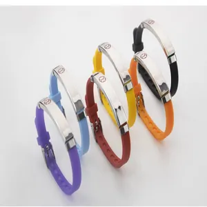 Vielfalt an bunten Silikon-Notfallarmbändern mit Edelstahlplatten für Kinder und Erwachsene