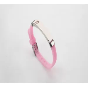Detaillierte Makroansicht eines rosa Silikon-Medizinarmbandes mit Edelstahlplatte
