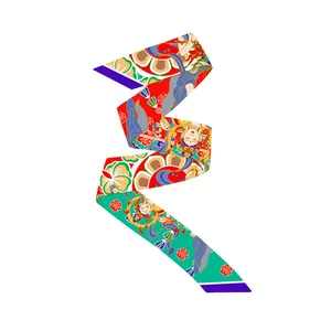 Gedetailleerde weergave van een smalle zijden sjaal met levendige Dunhuang kunstmotieven