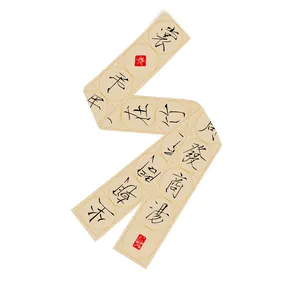 Detailopname van smalle zijden sjaal met traditionele Chinese kalligrafie en rood zegelstempel