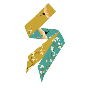 Gedetailleerd beeld van Chinese smalle zijden sjaal met kraanvogel- en bloemenprint