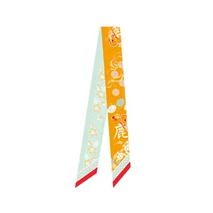 Detail van smalle zijden lint in Dunhuang-stijl met elegant hert- en bloemenpatroon.