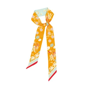 Detail van smalle zijden sjaal met traditioneel Dunhuang hertenpatroon in oranje kleur