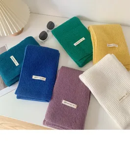 Morbide sciarpe invernali in maglia in vari colori vivaci con trama a costine