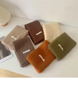 Collezione di sciarpe corte in maglia in vari colori caldi della terra autunnale