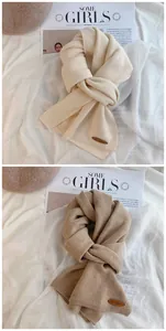 Weiche minimalistische Strickschals in Creme und Taupe mit elegant fallenden Texturdetails