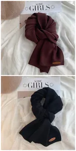 Weiche minimalistische Winterstrickschals in Burgund und Schwarz mit Accessoires
