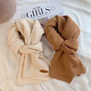 Hochwertige weiche Strickschals für den Winter in Creme und Karamell mit Leder-Patch-Detail