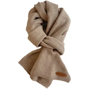 Minimalistischer weicher Strickschal für Damen in Kamelbraun mit kleinem Leder-Markenlabel