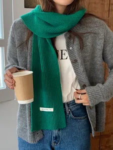 Sciarpa in maglia verde calda con etichetta minimalista per l'inverno caldo e accogliente