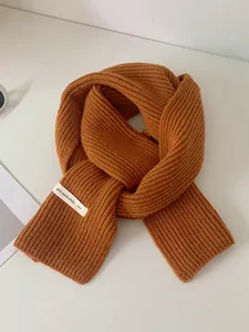 Sciarpa corta in maglia arancione-marrone minimalista con consistenza morbida per l'inverno