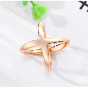Detailansicht einer eleganten roségoldenen X-förmigen Seidenschließe mit polierter Oberfläche