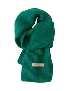 Sciarpa in maglia a coste verde smeraldo minimalista da donna con dettaglio etichetta
