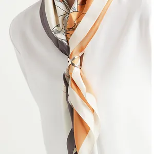 Eleganter minimalistischer goldener Seidenschal-Schnallenclip in X-Form für Damenmode