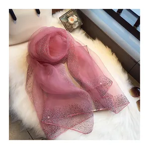 Élégante écharpe en soie rose avec strass