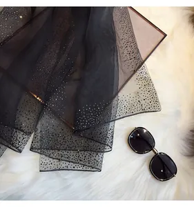 Vue détaillée d'une écharpe en soie de mûrier noire avec des accents de strass