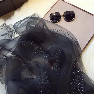 Élégant foulard en soie noire transparente avec de brillants strass bien étalés