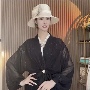 Eleganter schwarzer Chiffon-Schal mit Pailletten und weiten Ärmeln für den Sonnenschutz.