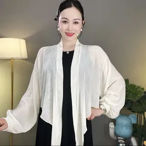 Eleganter weißer Pailletten-Chiffon-Schal mit weiten Laternenärmeln als Sonnenschutz.