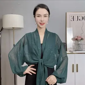 Elegantes dunkelgrünes Chiffon-Tuch mit Pailletten, Bindeband vorne und weiten Ärmeln im Detail