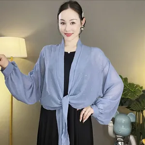 Detailansicht des Pailletten-Chiffon-Schals mit weiten Ärmeln und Bindegürtel