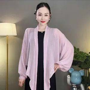 Eleganter rosa Pailletten-Chiffon-Schal mit Sternenhimmel-Effekt und weiten Ärmeln