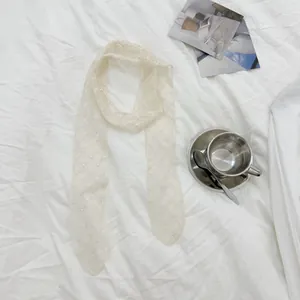 Close-up van vintage crème kanten sjaal gebruikt als haarband of riem voor dames