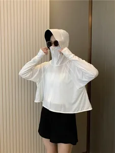 Giacca protettiva solare bianca con cappuccio e maschera, vista su modella interna