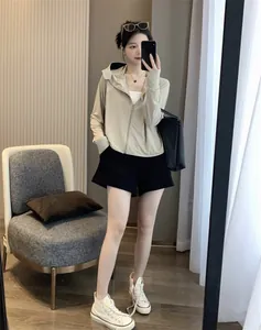 Elegante giacca beige con cappuccio anti-UV da donna con vestibilità ampia e traspirante