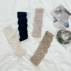 Detailweergave van vier elegante retro kanten haarbanden in crème, zwart, roze en bruin tinten.