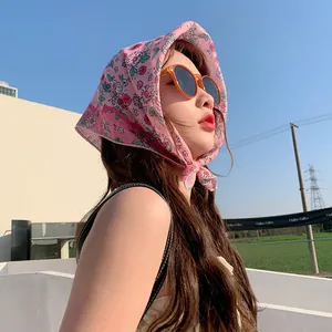 Stilvolles rosa geblümtes Baumwoll-Kopftuch zum Sonnenschutz, von einem Model getragen
