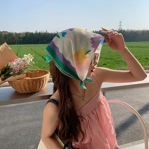 Modelo con un pequeño pañuelo floral de algodón y lino como pañuelo de la cabeza
