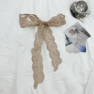 Elegant vintage beige gebloemd kantlint accessoire gebonden in een fijne strik