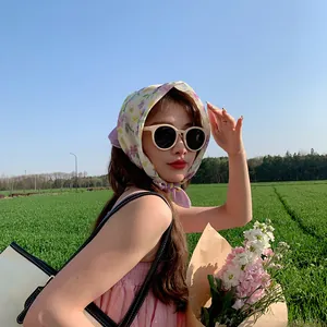 Bandana de algodón y lino con estampado floral en un entorno de estilo de vida al aire libre