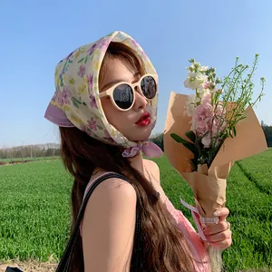 Primer plano de un pañuelo de algodón floral usado como bandana elegante al aire libre
